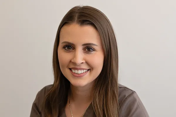 undefined Laura Toplanaj, Fachspezialistin für Laser und Laserschutzbeauftragte